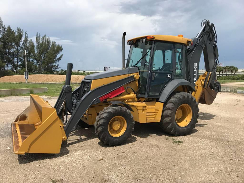 Экскаватор погрузчик иркутск. John Deere 422f. Колесный экскаватор John Deere.